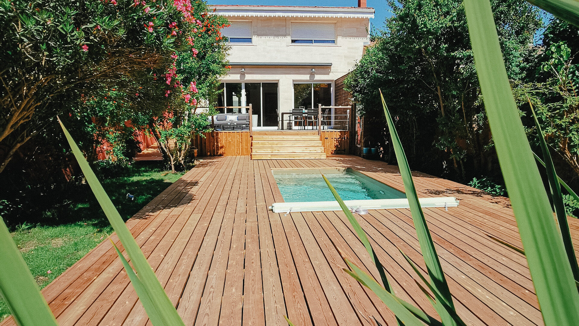 aménagement complet d'un jardin avec piscine, terrasse en pin US, cabanon local technique, cloture, gazon par TO l'Atelier des Jardins
