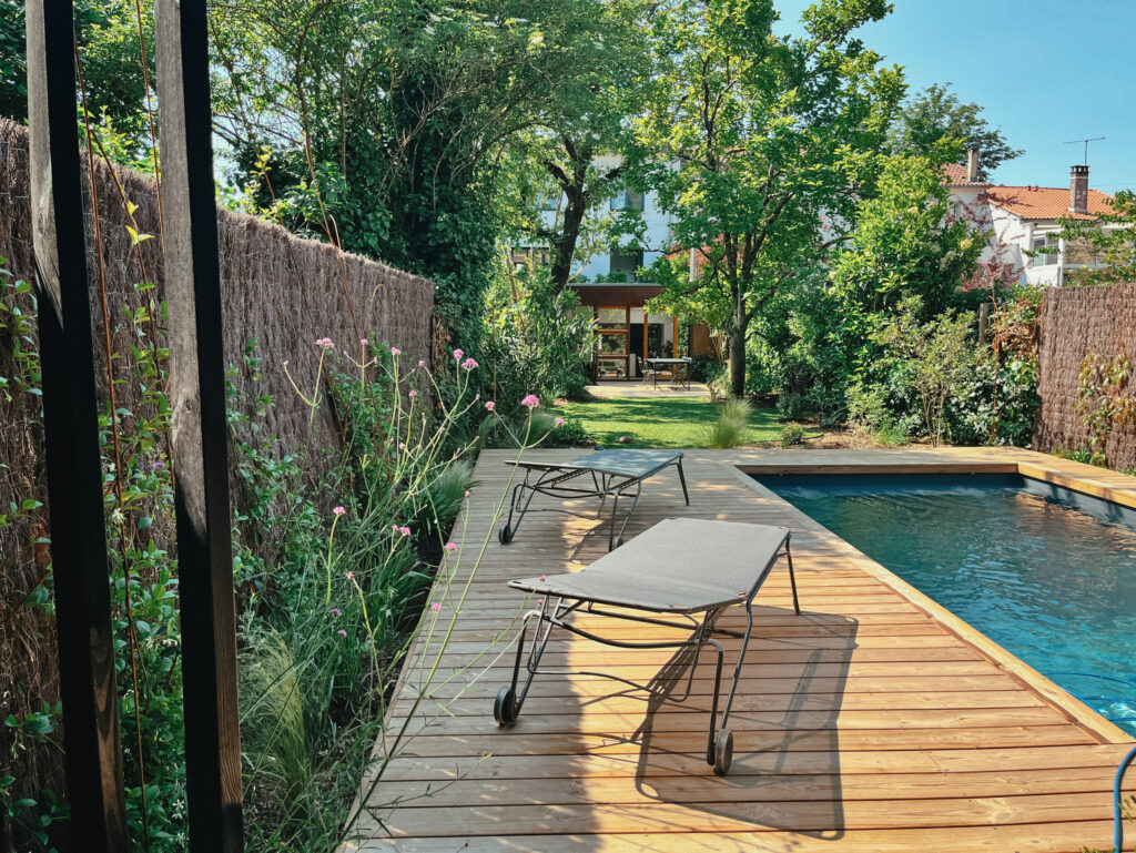 Engazonnement et plantations réalisés lors d’une rénovation de jardin à Bordeaux