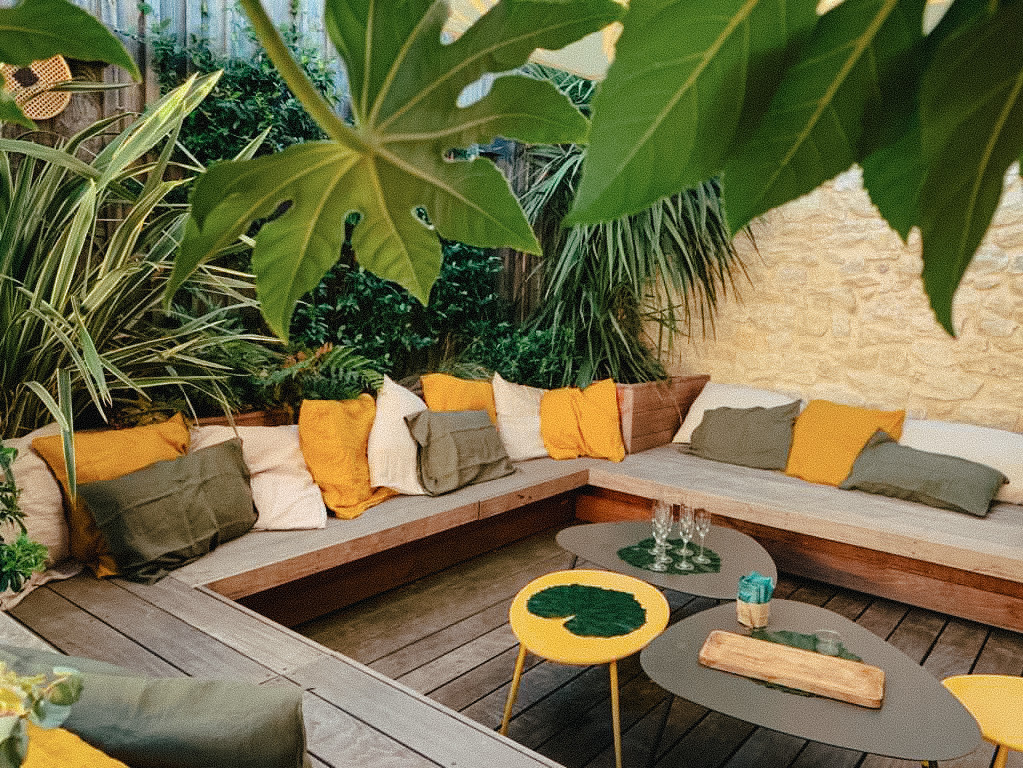 Toit terrasse avec banquette coffre en bois sur-mesure réalisée par TO l'atelier des jardins