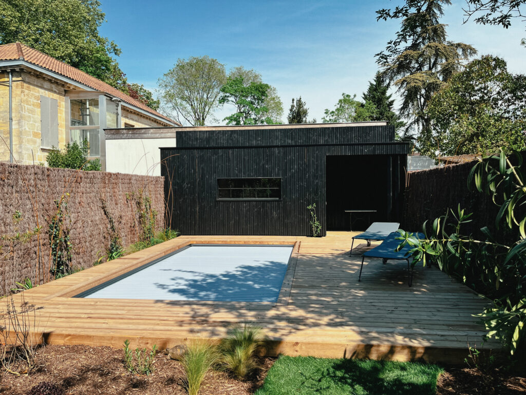 Terrasse en bois pin Classe 4 autour de piscine à Bordeaux