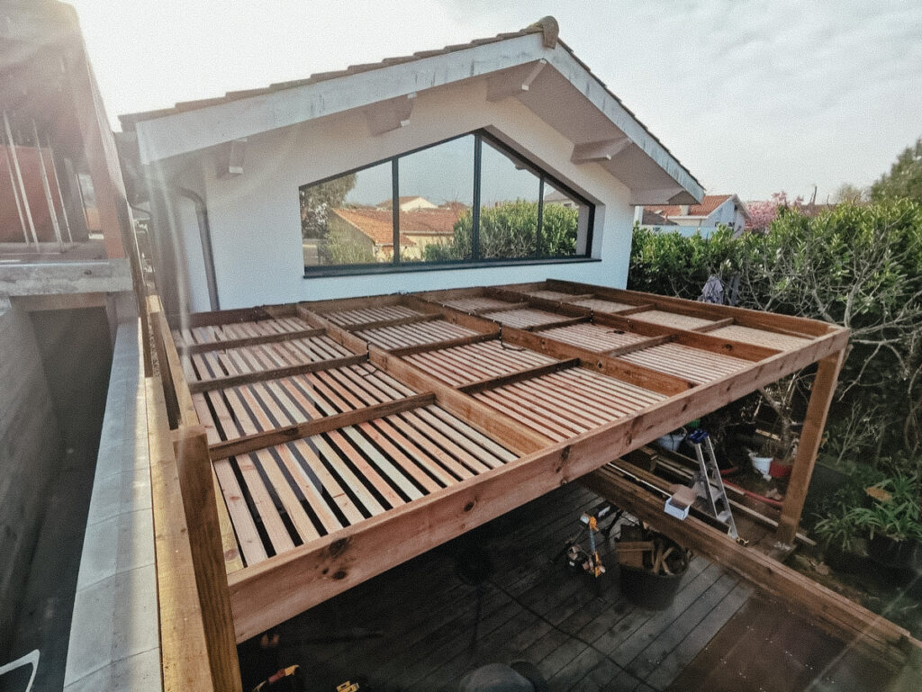 Casquette en persiennes bois pour terrasse
