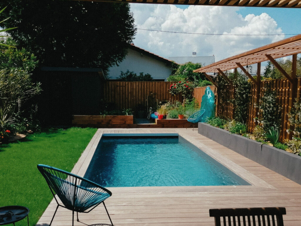 Terrasse en ipé autour d’une piscine à Bordeaux