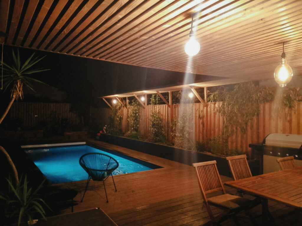 Pergola bois sur mesure dans un jardin bordelais