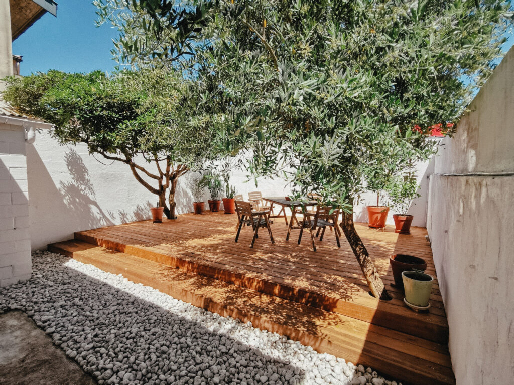 Terrasse en bois sur-mesure réalisée à Bordeaux par Théo L'atelier des jardins