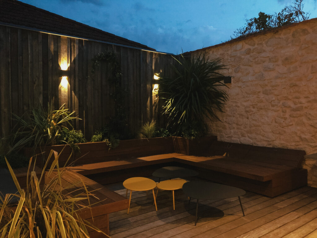 Toit terrasse avec banquette coffre en pin sur-mesure réalisée à Caudéran par TO l'atelier des jardins