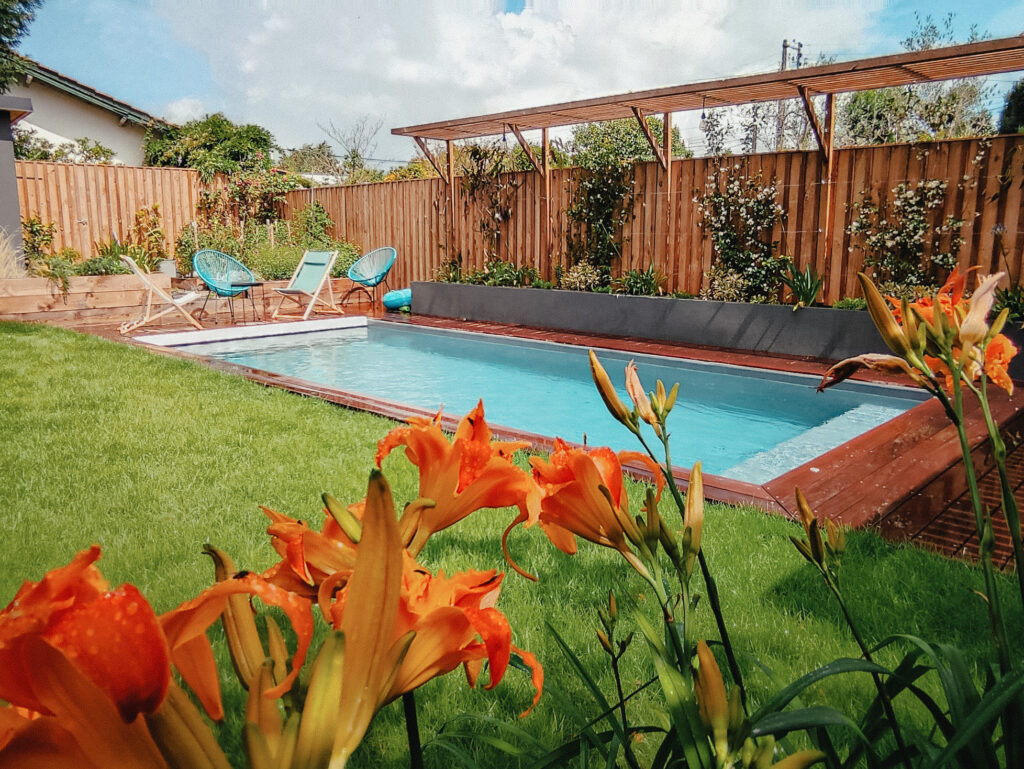Bacs potagers en bois dans un jardin à Bordeaux