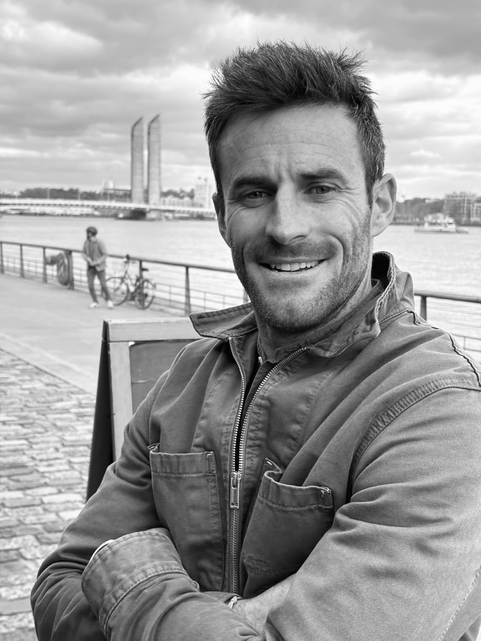 Terrasse en bois sur-mesure par un paysagiste à Bordeaux – Aménagement extérieur durable.