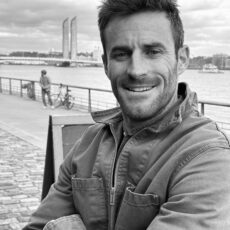 Terrasse en bois sur-mesure par un paysagiste à Bordeaux – Aménagement extérieur durable.