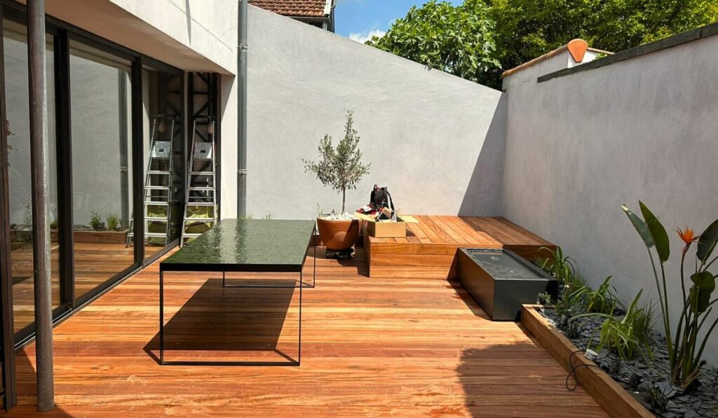 Terrasse en bois exotique muiracatiara réalisée à Bordeaux par TO L’Atelier des Jardins