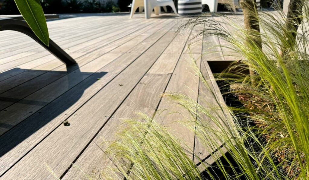 Terrasse en bois padouk avec encastrement d’arbre sur-mesure à Bordeaux par TO L’Atelier des Jardins