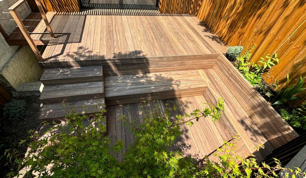 Terrasse en bois padouk à plusieurs niveaux avec jardinière intégrée à Bordeaux par TO L’Atelier des Jardins