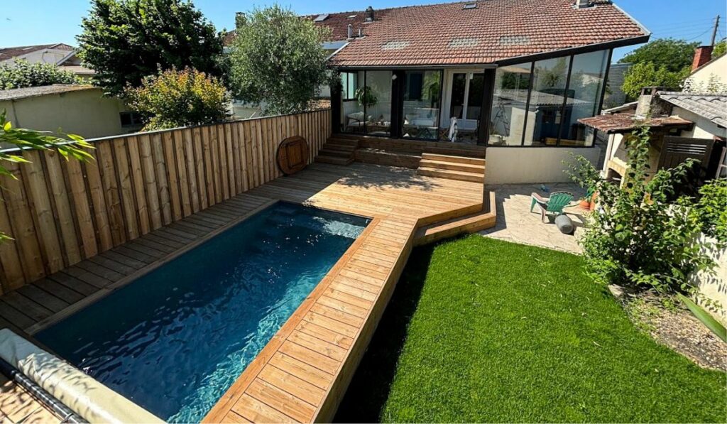 Terrasse en pin autoclave teinté marron autour d’une piscine à Bordeaux par TO L’Atelier des Jardins