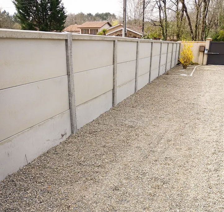 Clôture à soubassement béton avec allée gravillonnée réalisée par TO l'Atelier des Jardins, paysagiste à Bordeaux – aménagement jardin sur-mesure
