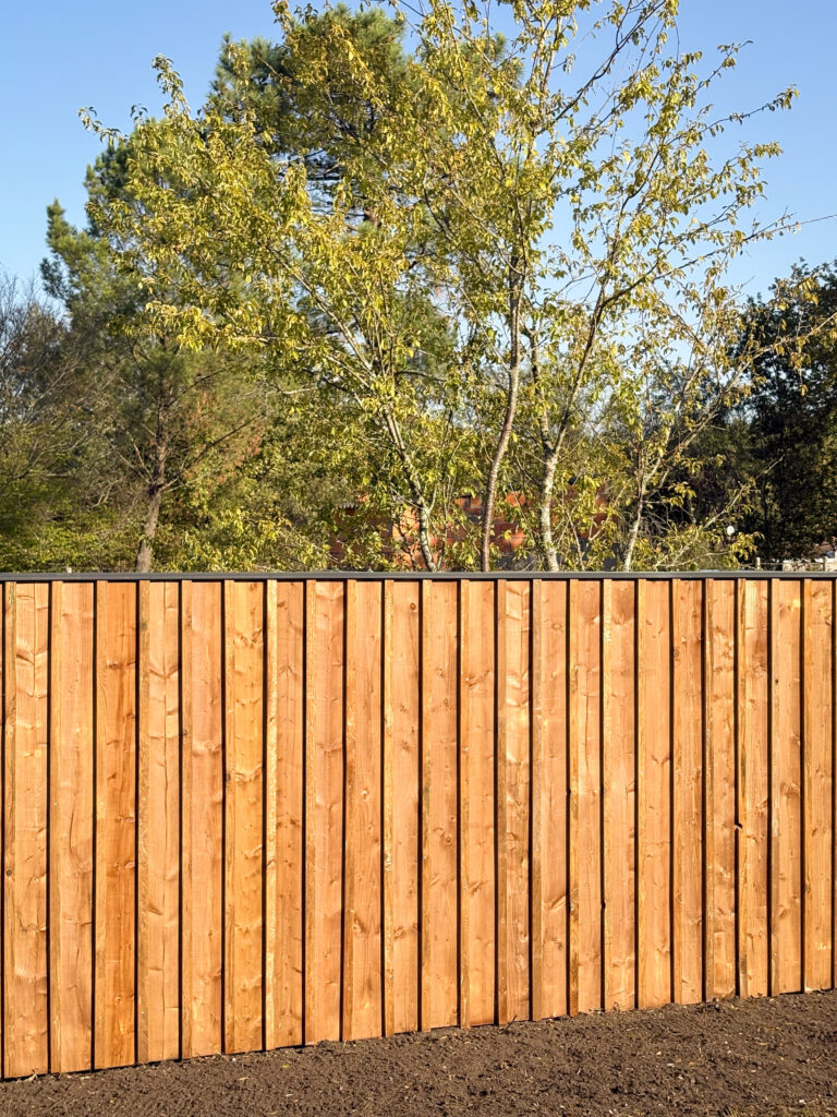 Détail clôture volige couvre-joint pin maritime avec finition anthracite, aménagement jardin Bordeaux – TO l'Atelier des Jardins paysagiste