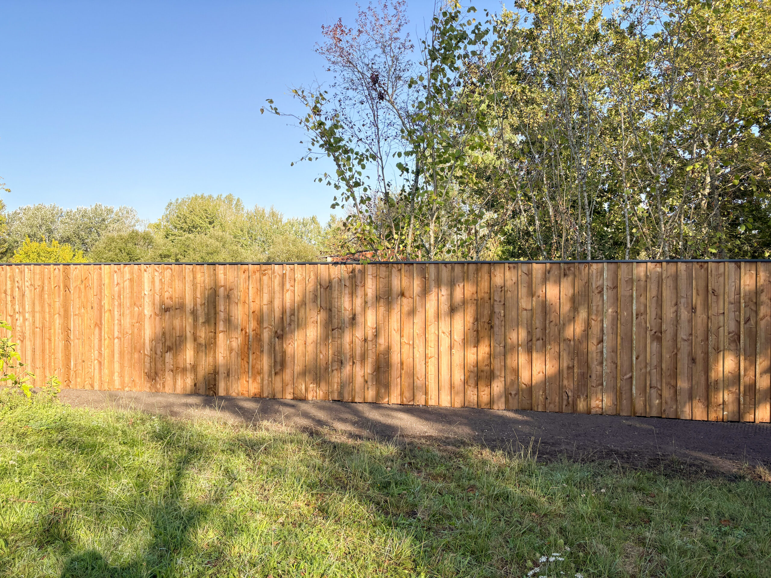 Clôture volige couvre-joint en pin maritime de 85 mètres linéaires, Le Taillan-Médoc – réalisation TO l'Atelier des Jardins, paysagiste à Bordeaux