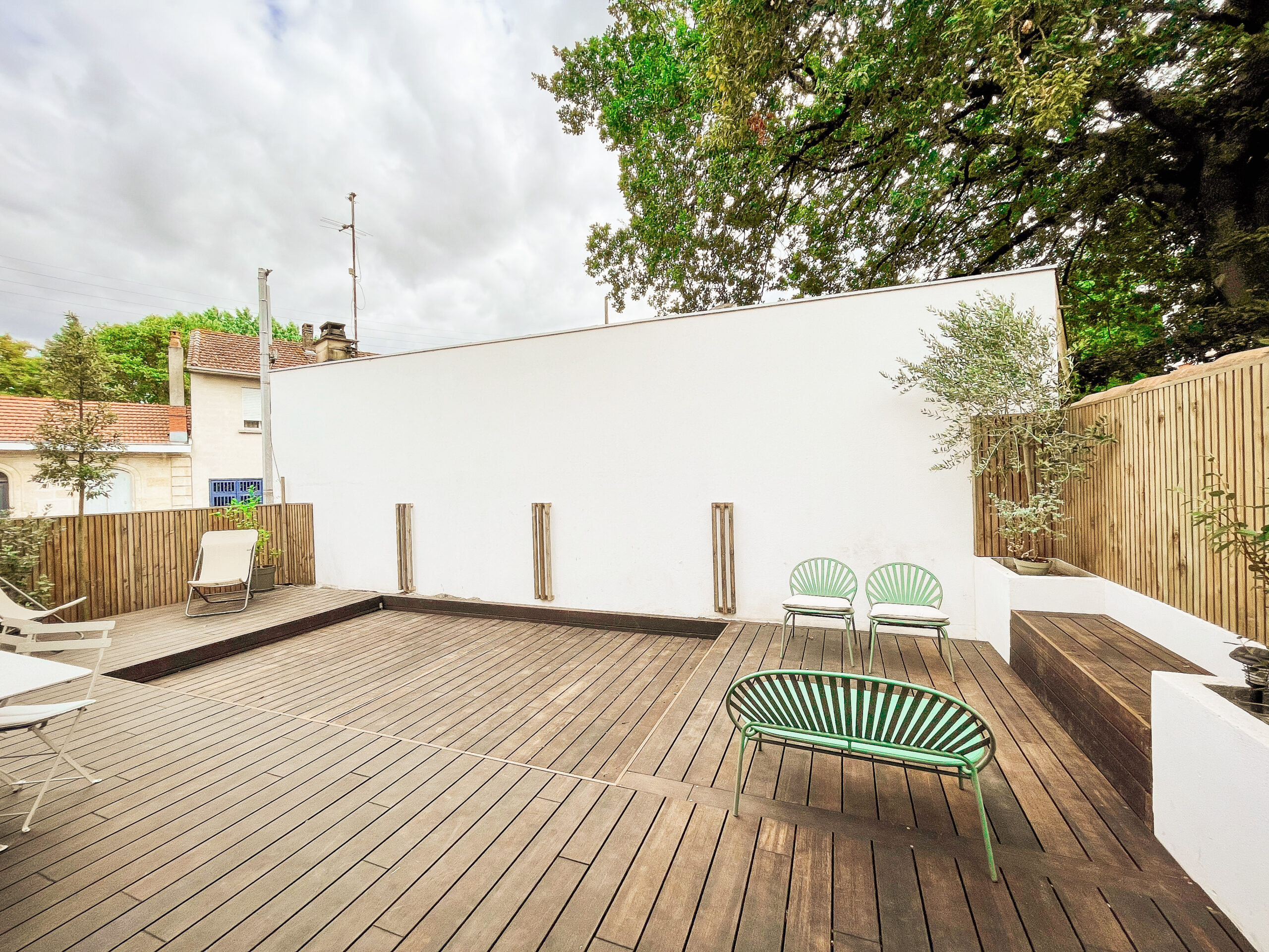 Terrasse coulissante fermée en bois intégrant une piscine à Bordeaux