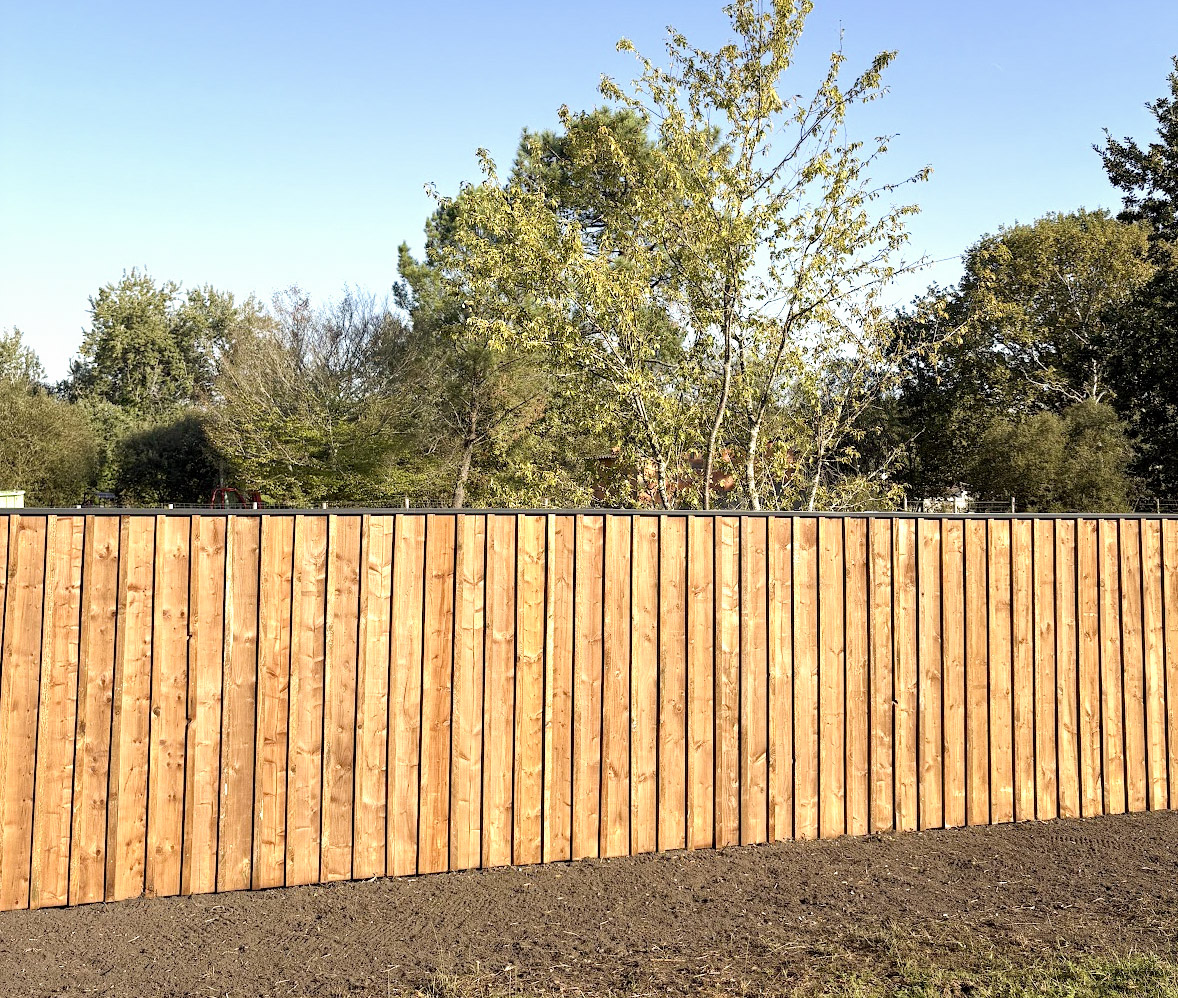 Clôture en volige couvre-joint bois naturel réalisée par TO l'Atelier des Jardins, paysagiste à Bordeaux – aménagement jardin sur-mesure